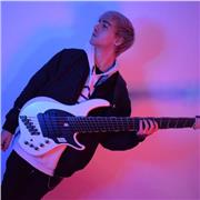 Laureato in Basso Elettrico Pop Rock offresi come insegnante di basso elettrico e teoria & armonia